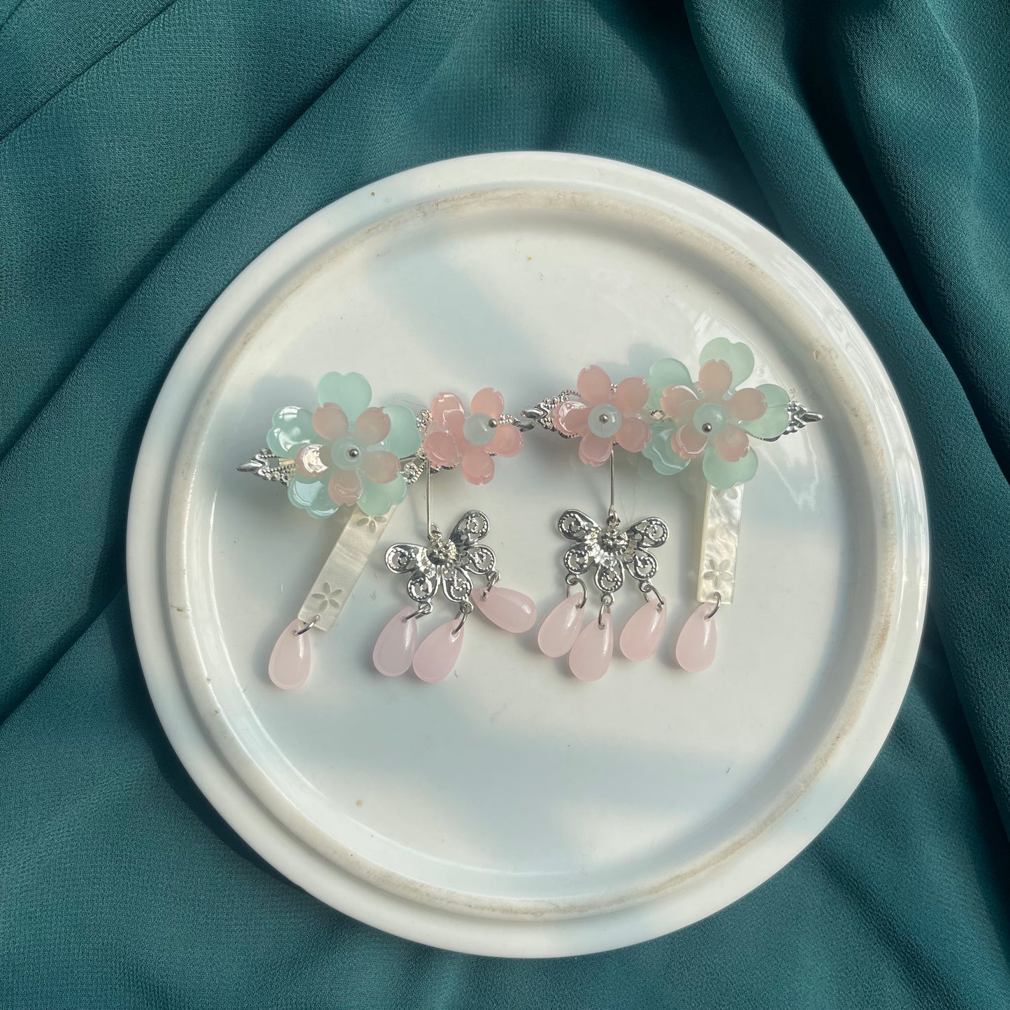 Acrylic Flower Korean Hanging Clipon Pairs🔥