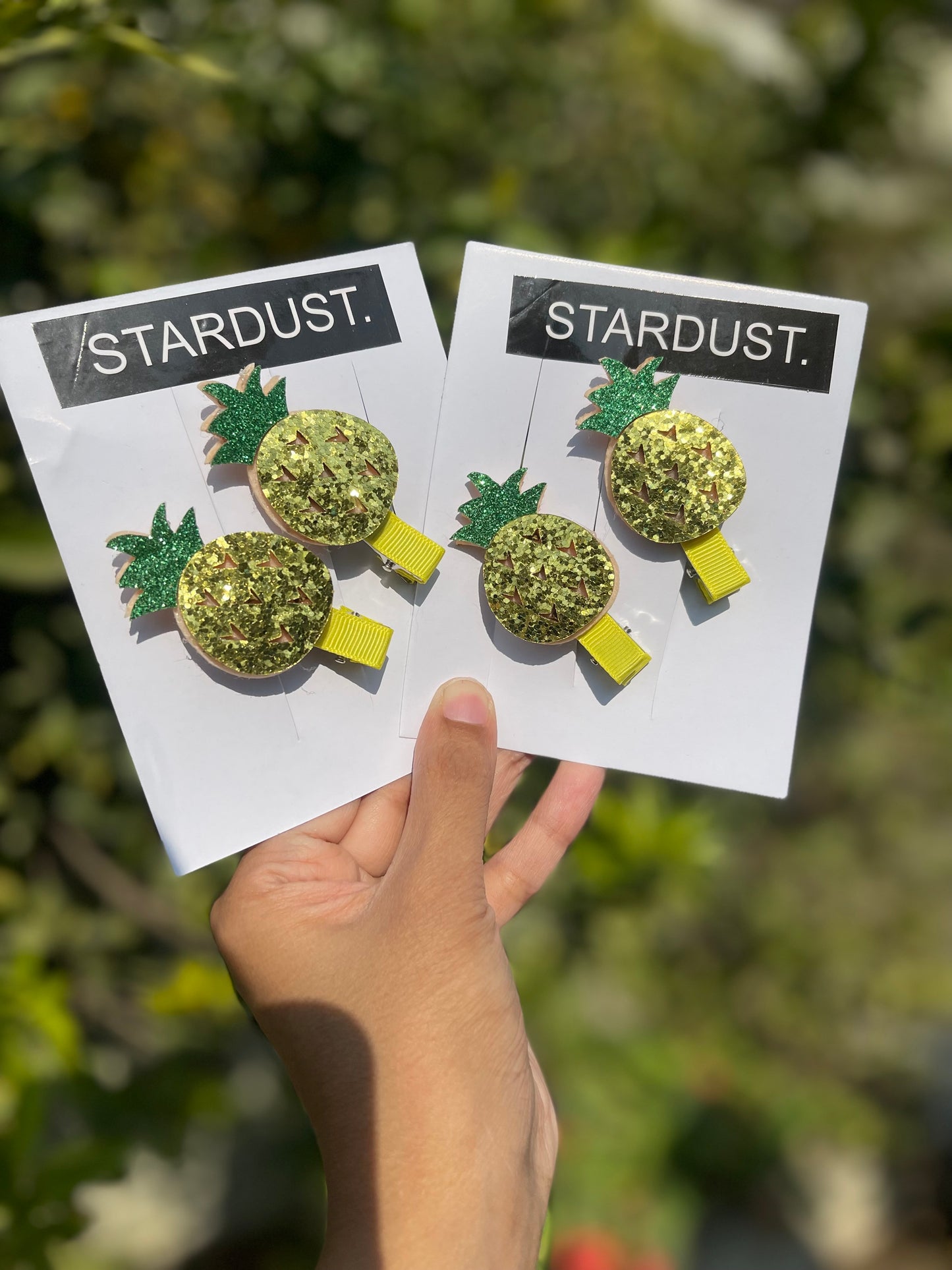 Glittered PineapplešPinsš„